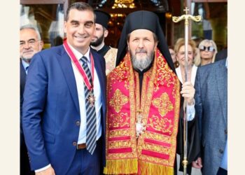 kwnstantatos-i-vraveysi-toy-dimarhoy-ellinikoy-argyroypolis-apo-ton-mitropoliti-antwnio-gia-tin-prosfora-toy-aftodioikisivoicegr.jpg