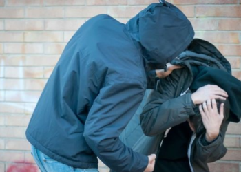 Άγιος Δημήτριος: Άγρια συμπλοκή νεαρών με σοβαρούς τραυματισμούς. Δύο μεταφέρθηκαν στο νοσοκομείο