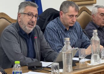 o-mamalakis-synanta-tin-ypoyrgo-paideias-gia-tin-anaklisi-twn-syghwneyaewn-sta-sholika-tmimata-ston-agio-dimitrio-i-anartisi-brahaminews.gr_.jpg