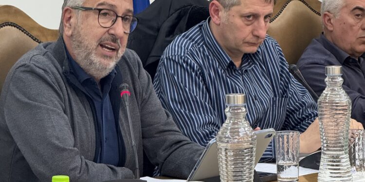o-mamalakis-synanta-tin-ypoyrgo-paideias-gia-tin-anaklisi-twn-syghwneyaewn-sta-sholika-tmimata-ston-agio-dimitrio-i-anartisi-brahaminews.gr_.jpg